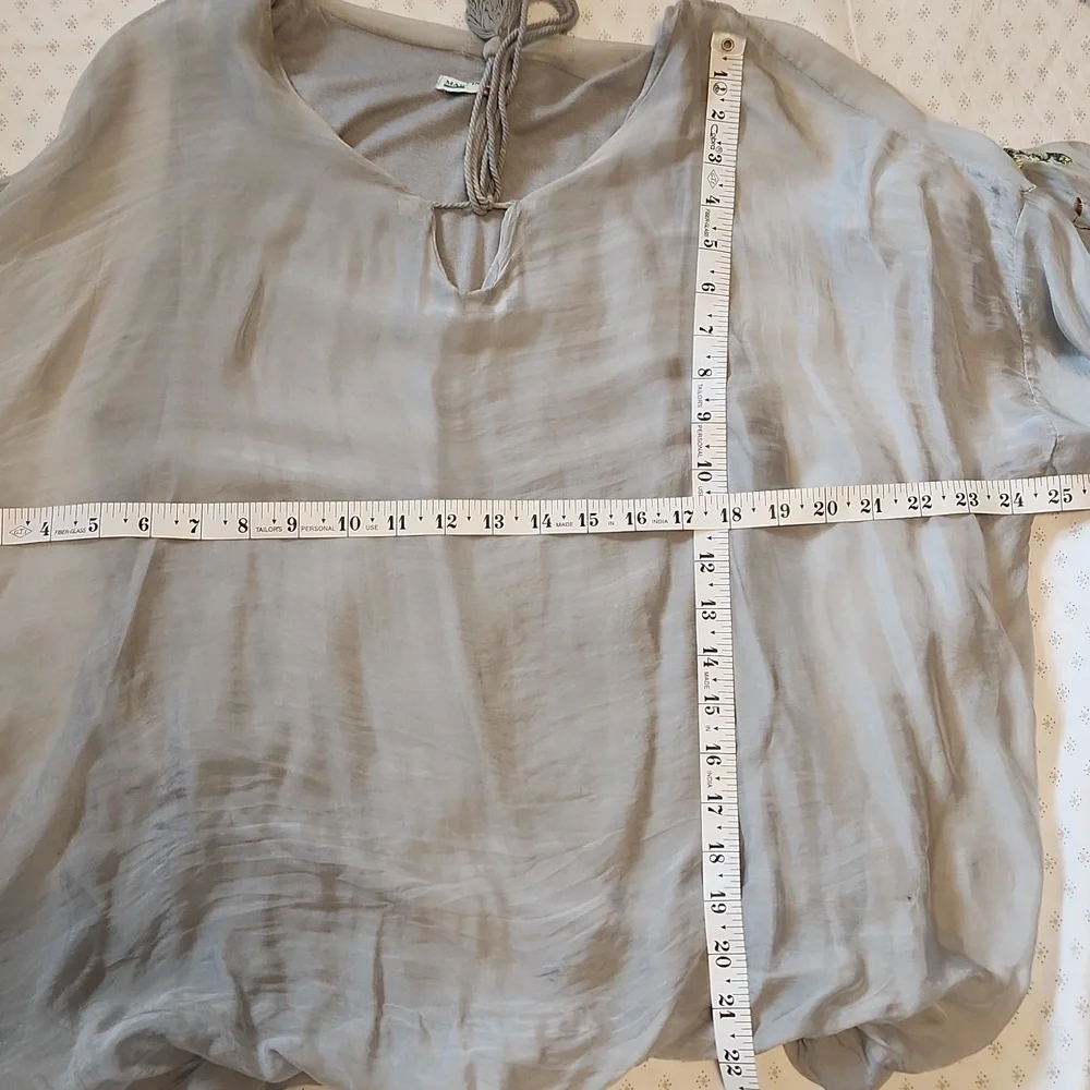 Made In Italy Silk Embroidered Gray Women's Top Sz M - Picture 7 of 11